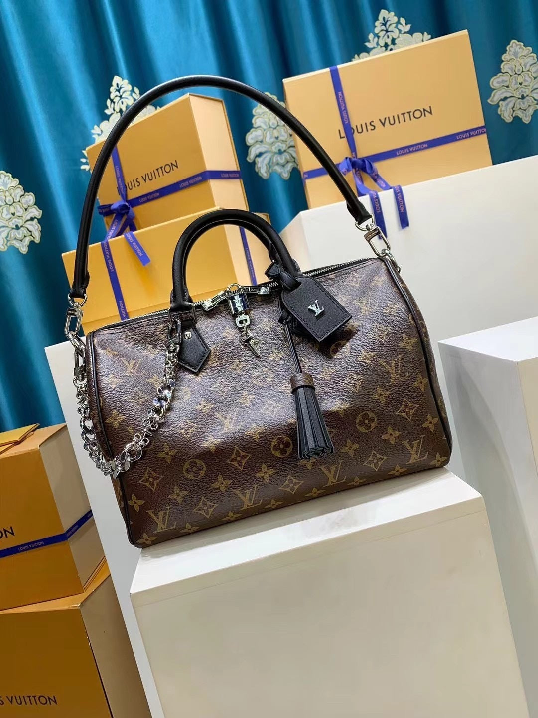 Louis Vuitton Speedy Bandoulière 30 Monogram Black Trim