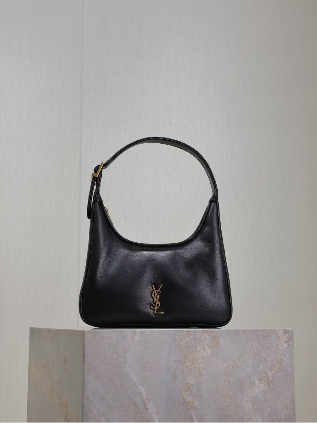 Saint Laurent Le 5 à 7 Hobo Bag in Black Leather